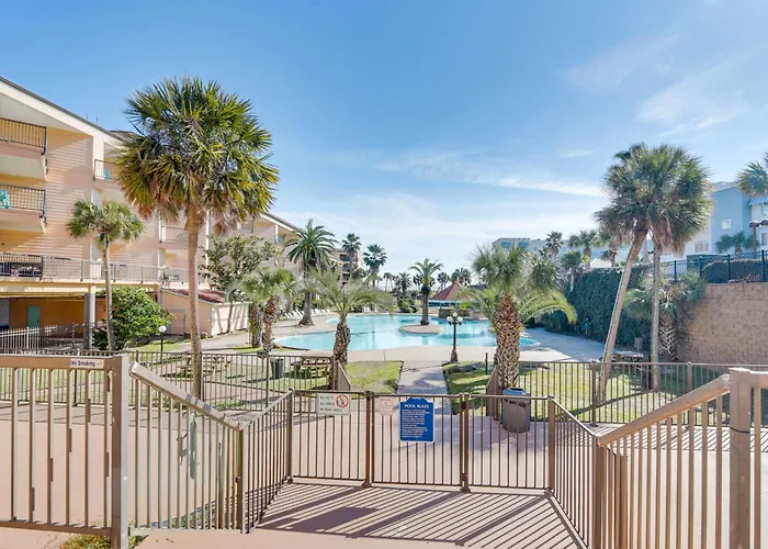 Lovely Galveston Condo Walk To Seawall And Beach!