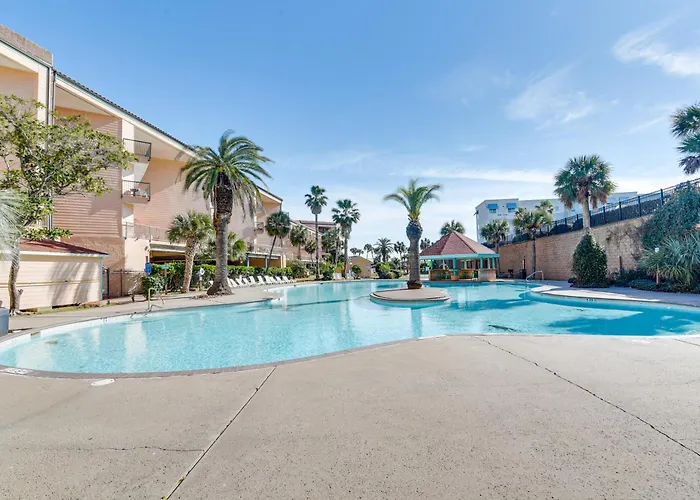 Lovely Galveston Condo Walk To Seawall And Beach!