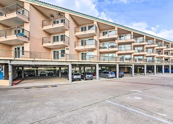 Lovely Galveston Condo Walk To Seawall And Beach!